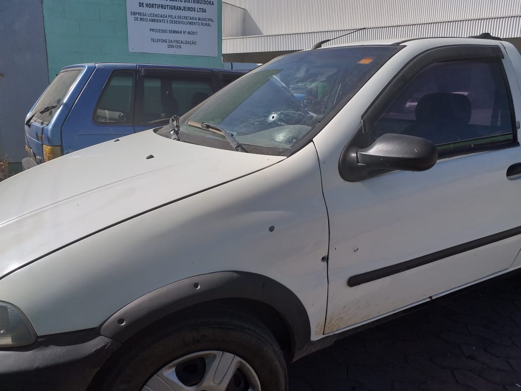 Carro de casal que levou mais de 30 tiros na madrugada desta quarta (Foto: Simony Giuberti)
