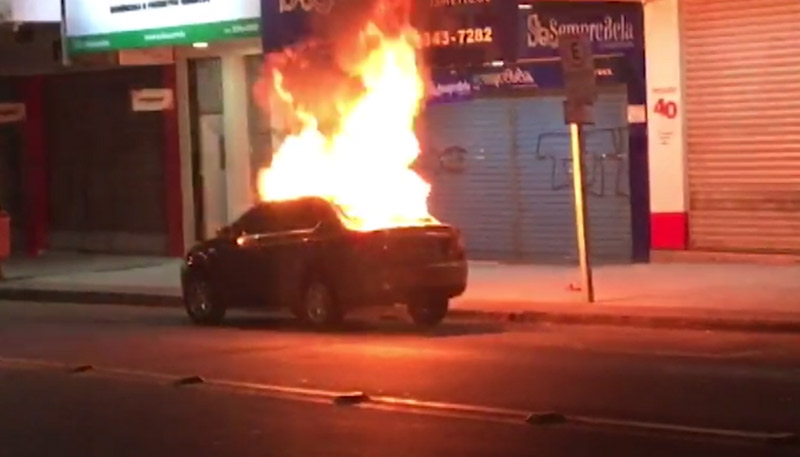 Carro foi incendiado na Avenida Expedito Garcia (Foto: Reprodução / Youtube)