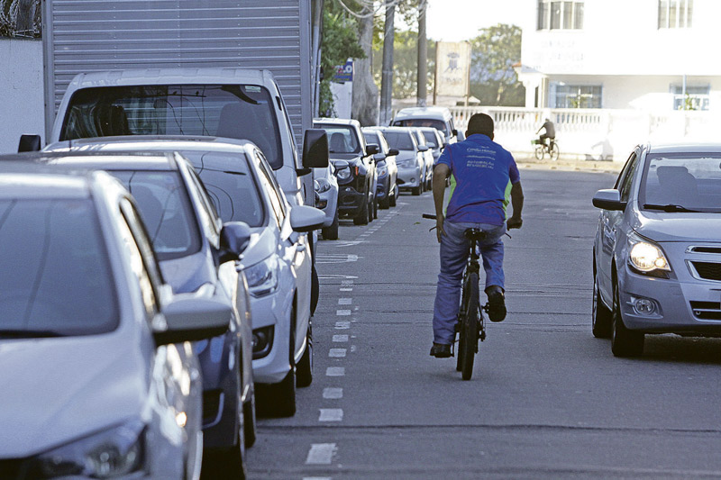 Ciclista se arrisca entre os carros: moradores querem mudar o local onde prefeitura pretende implantar ciclovia (Foto: Beto Morais/AT - 20/10/2018)