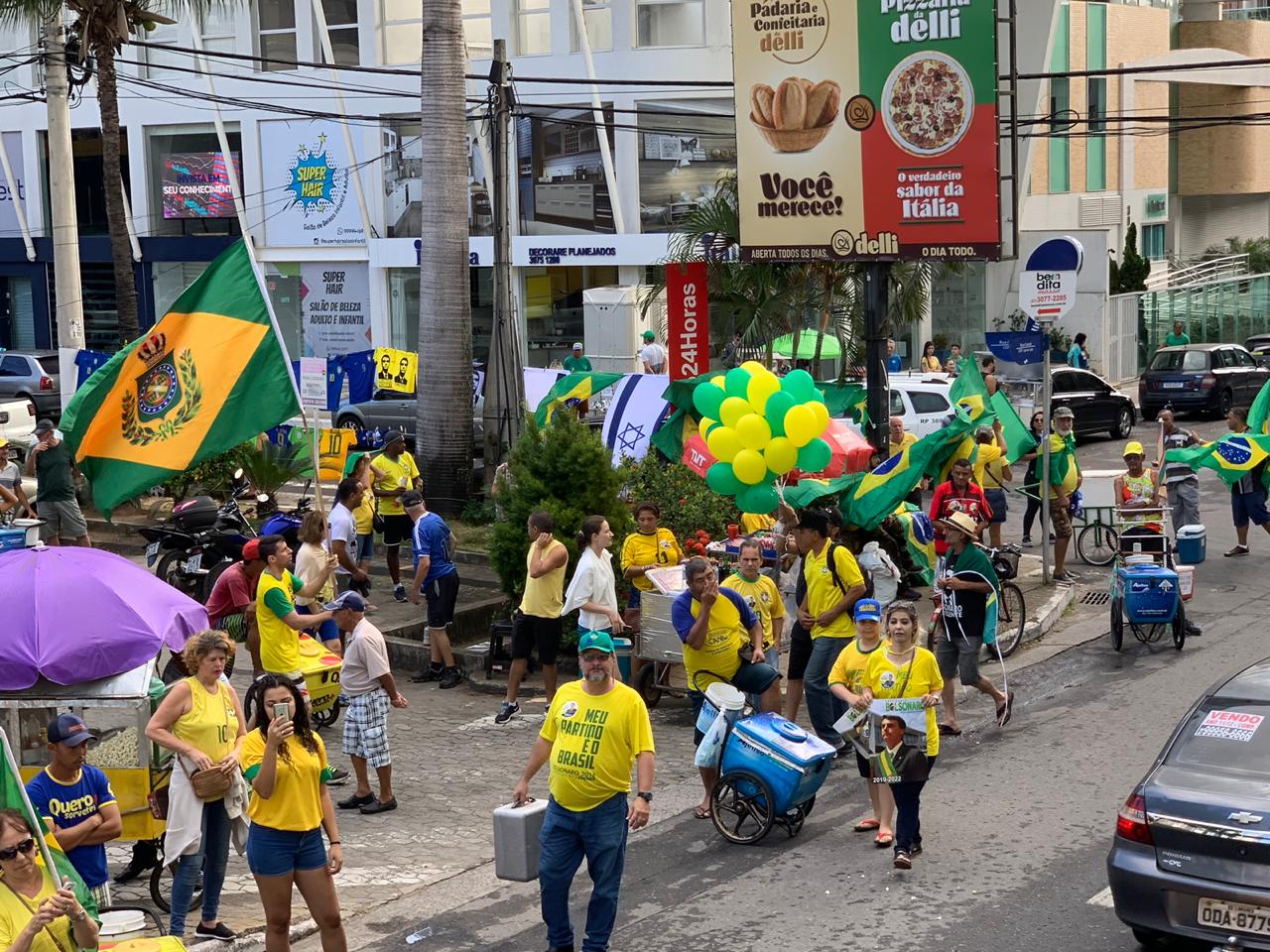 Manifestantes se concentram em Vila Velha para ato pró-Bolsonaro (Foto: Taís Venâncio)