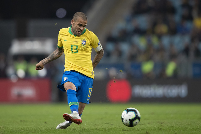 Daniel Alves ainda é o melhor lateral-direito brasileiro? (Foto: Lucas Figueiredo/CBF)