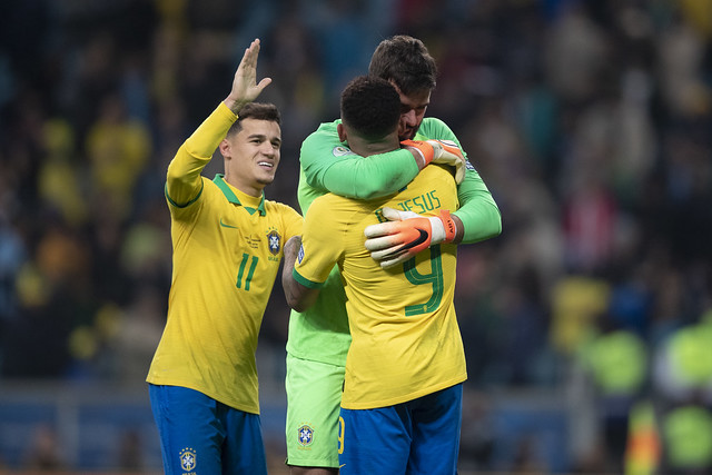 Coutinho, discreto, comemora com Alisson e Gabriel Jesus a vaga na semifinal (Foto: Lucas Figueiredo/CBF)