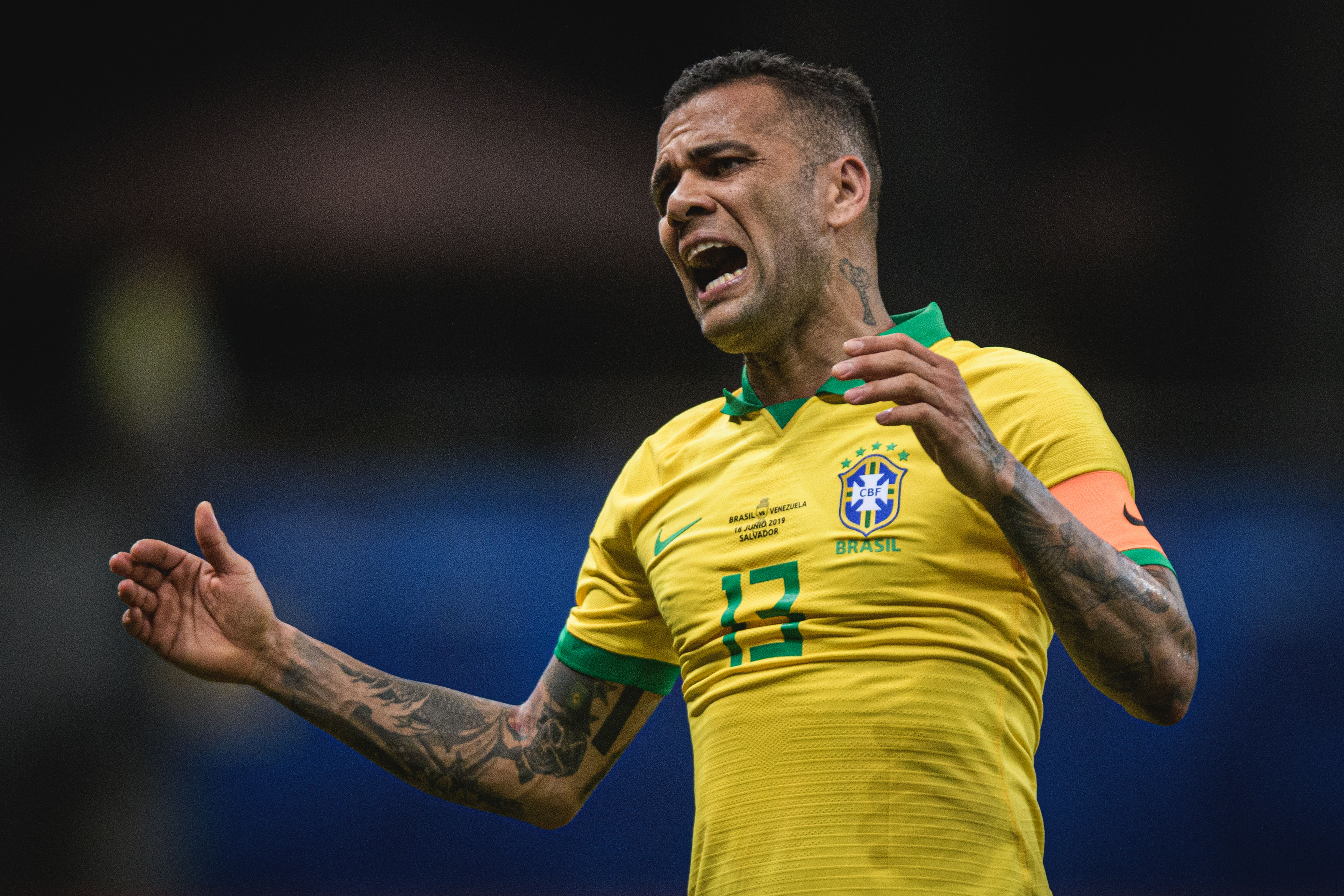 Daniel Alves ficou mais surpreso com os apupos em Salvador. (Foto: Pedro Martins / MoWA Press)