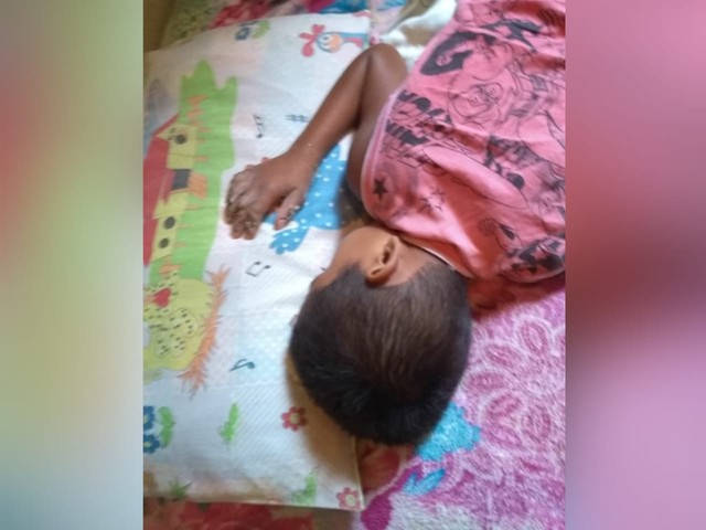 Menino de seis anos foi encontrado sozinho em casa deitado em um colchão no chão (Foto: Polícia Civil de Oriximiná/Divulgação)