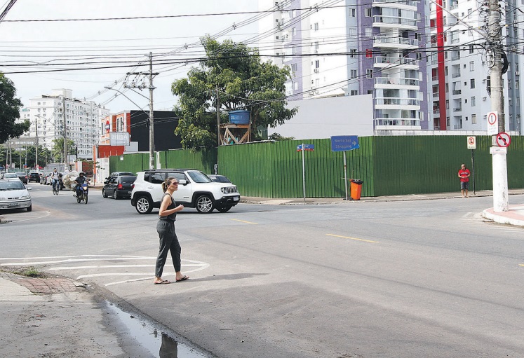 Cruzamento sem sinalização no bairro Jardim Camburi, onde fluxo de pedestres e veículos é intenso o dia todo. (Foto: Leone Iglesias)