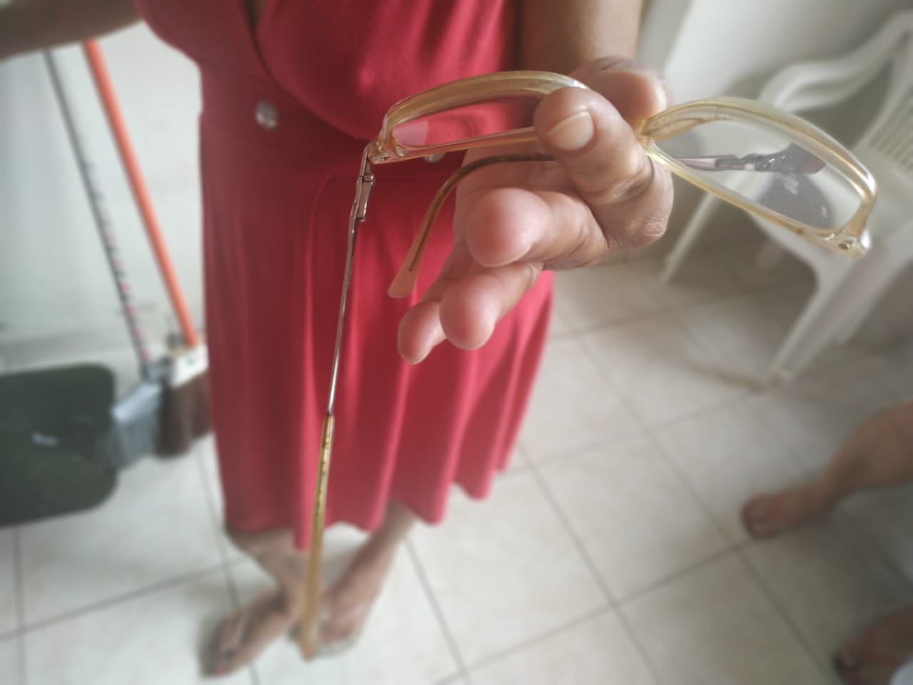 A cuidadora de 56 anos teve o óculos quebrado e chegou a desmaiar ao ser agredida. (Foto: Kananda Natielly)