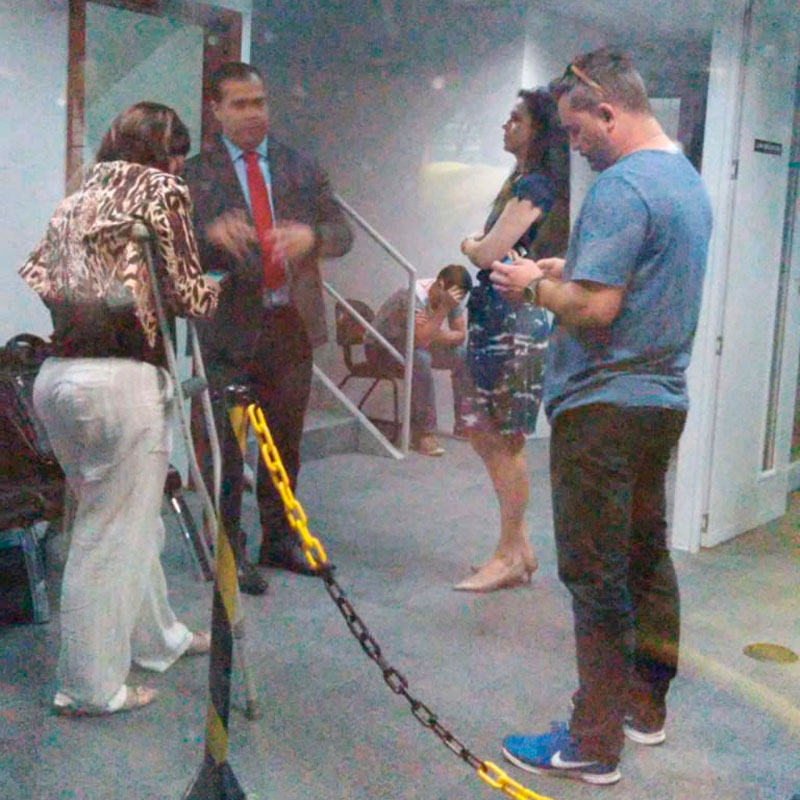Motorista que conduzia a carreta (com as mãos na cabeça ao fundo) se apresentou à Polícia (Foto: Leone Oliveira)