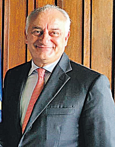 Embaixador da Itália, Antonio Bernardini chega a Vitória para participar de uma reunião sobre a instalação da Agenzia Consolare d'Italia in Vitória (Foto: Marcos Rosetti)
