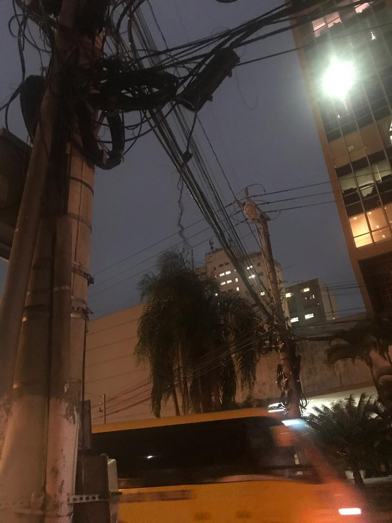 Um cabo se rompeu com o acidente no Centro de Vitória (Foto: Compartilhado via WhatsApp)