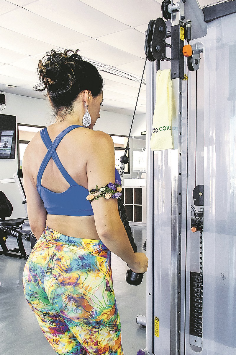 Mulher em aparelho: 4 a 8 séries (Foto: Razões do Corpo)