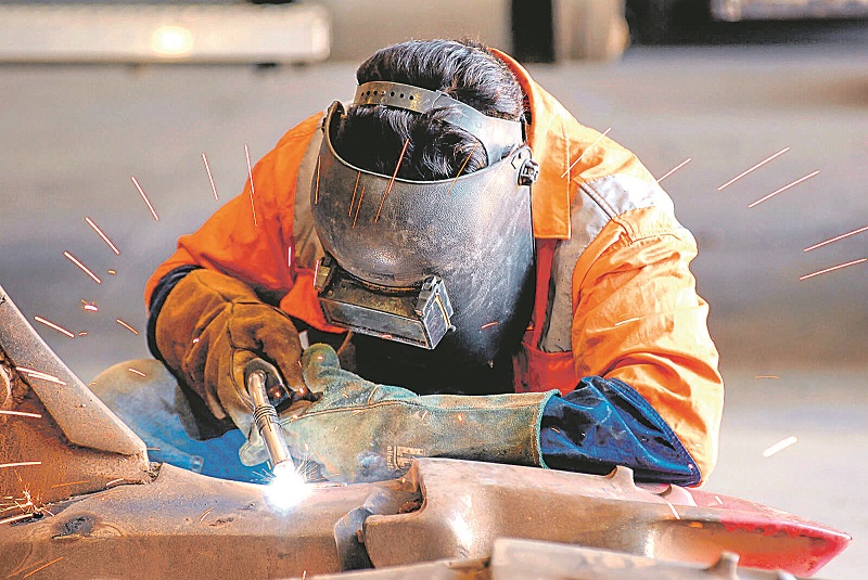 Soldador utiliza equipamentos de proteção individual durante o trabalho, como forma de prevenir acidentes (Foto: Divulgação)