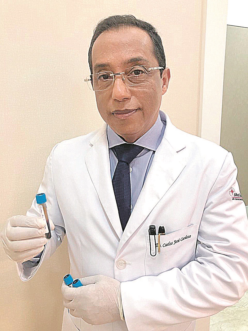 Carlos José Cardoso realiza o PRP em sua clínica, na Enseada do Suá: “Estamos tendo sucesso com esse tratamento” (Foto: Divulgação)