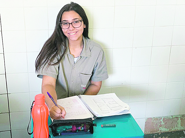 A estudante Fernanda Galletti Tenório, de 16 anos, faz Eletrotécnica e agora sonha em conseguir um estágio na área (Foto: Acervo pessoal)
