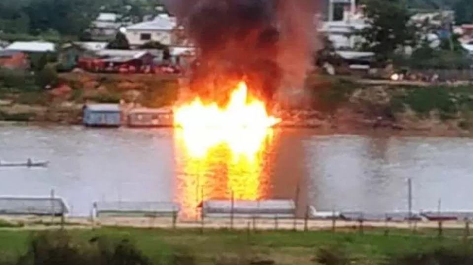 A embarcação explodiu por volta das 18h de sexta-feira (7) (Foto: Reprodução/Whatsapp)
