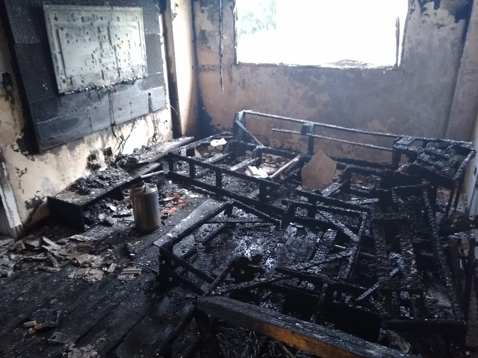 Os móveis da sala do apartamento onde ocorreu explosão foram destruídos pelo fogo. (Foto: Instituto de Criminalística/Divulgação)