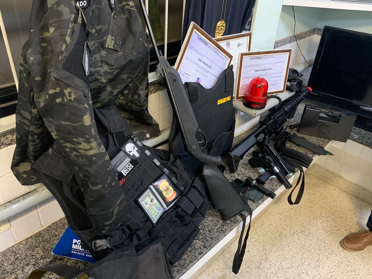 Weber Felizardo Alvim tinha simulacros armas de brinquedo e fardas em casa (Foto: Polícia Civil/ES)