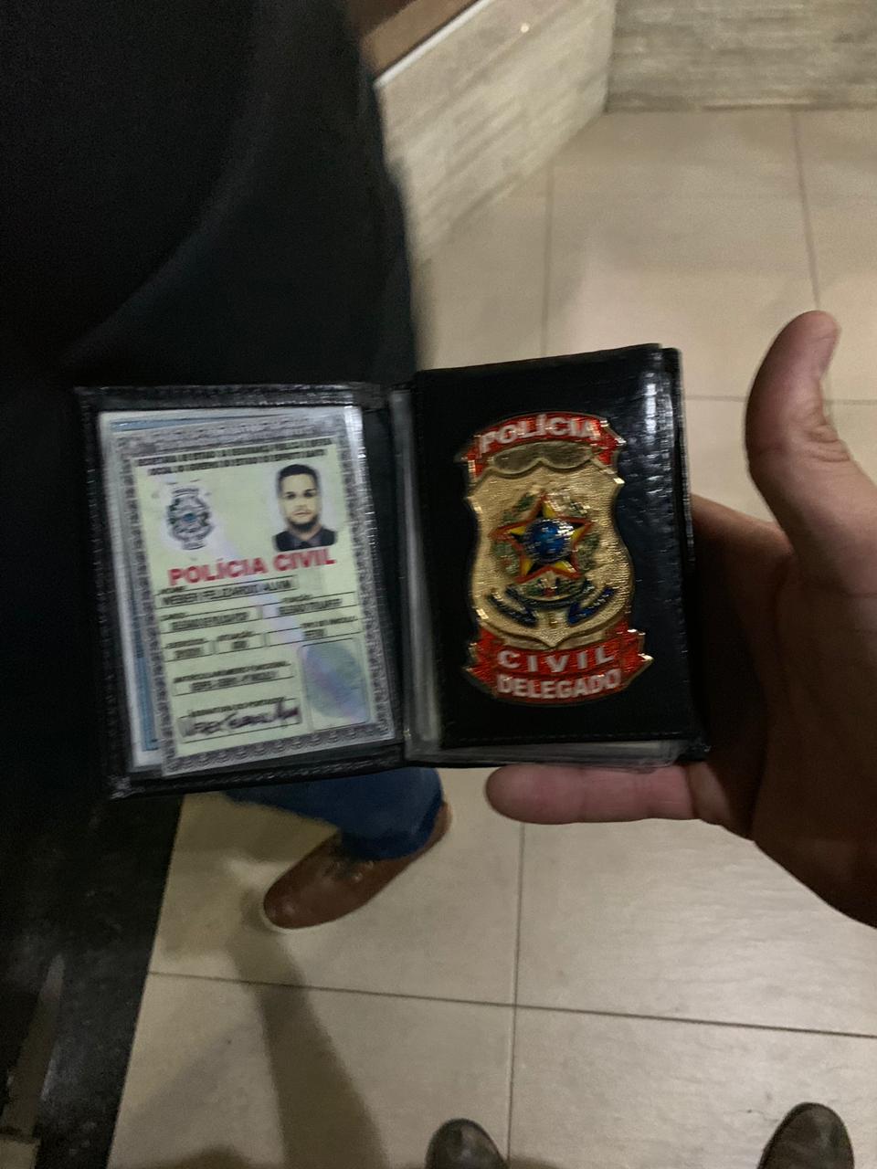 Carteira e distintivo falsos de delegados, usados por Weber Felizardo Alvim (Foto: Polícia Civil/Es)