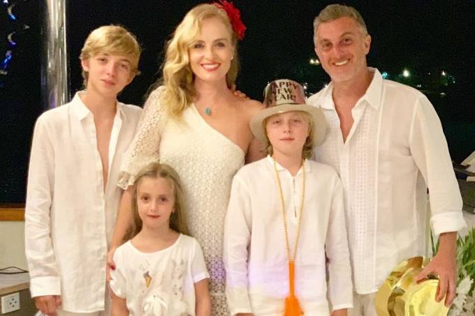 Joaquim, Eva, Angélica, Benício e Luicano: apresentador garantiu que ele e a família vão se vacinar(Foto: Reprodução/Instagram/@lucianohuck)
