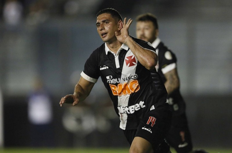 Danilo Barcelos comemora e põe a mão no ouvido para ouvir o grito da torcida (Foto: Reprodução/Site Oficial do Vasco)