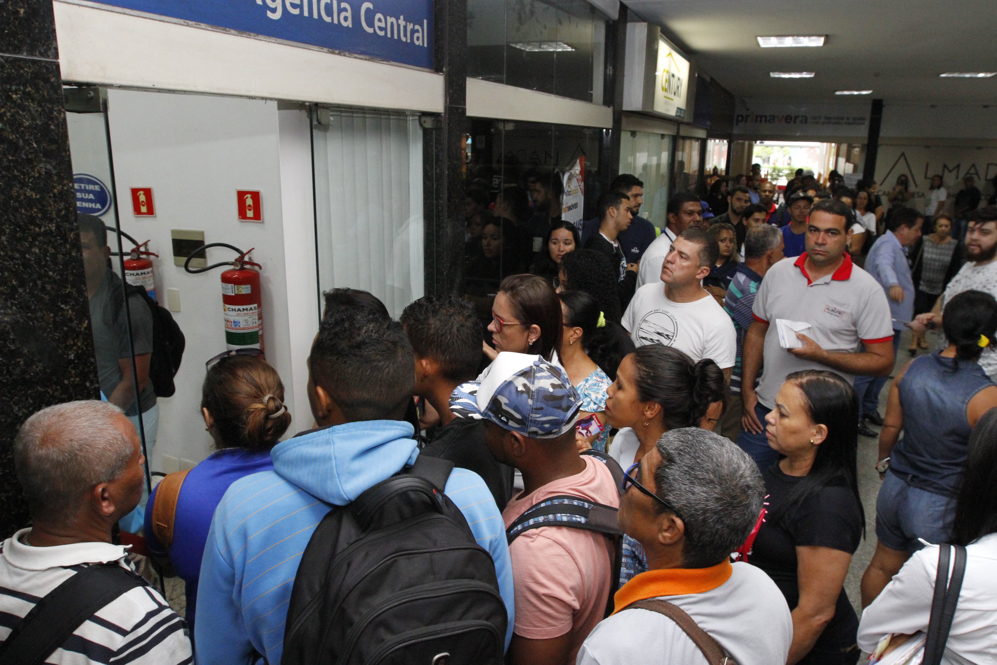 Fila no ponto de atendimento da GVBus, da Reta da Penha, na última semana (Foto: Leone Iglesias/AT)