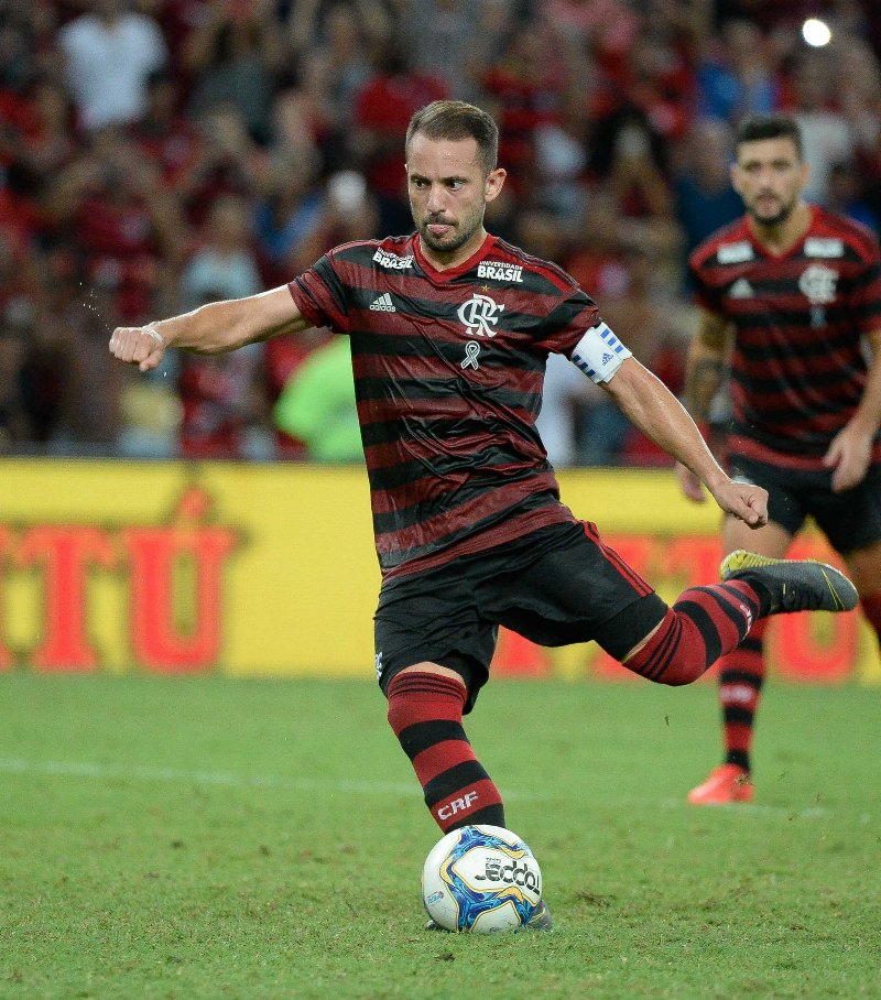 Éverton Ribeiro se machucou durante o treinamento de sábado (20) (Foto: Alexandre Vidal / Flamengo)