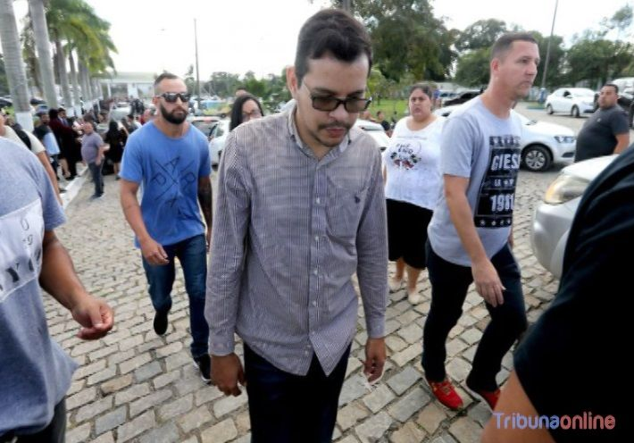 Flávio Rodrigues teria confessado ter disparado seis vezes contra o padrasto (Foto: Estadão Conteúdo)