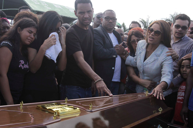 Flávio (à direita) acompanhou o enterro ao lado da mãe, a cantora e deputada Flordelis (Foto: Cléber Mendes / Agência O DIA / Estadão Conteúdo)