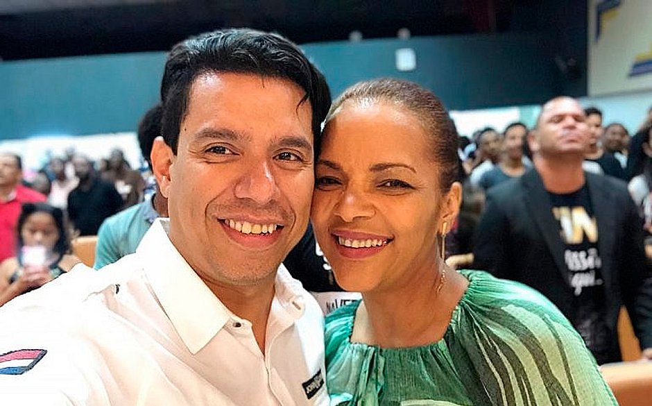 Anderson do Carmo ao lado de Flordelis. (Foto: Divulgação)