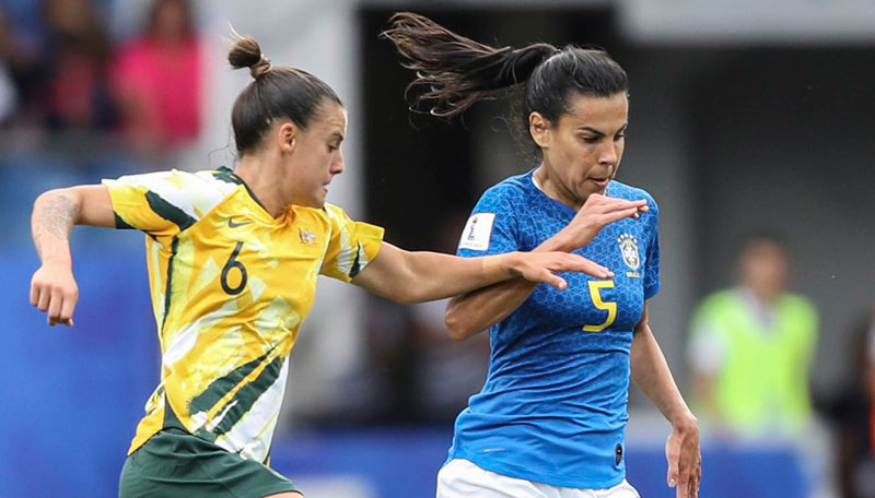 Thaisa em disputa de bola com a meia Logarzo, autora de um dos gols (Foto: Divulgação / CBF)