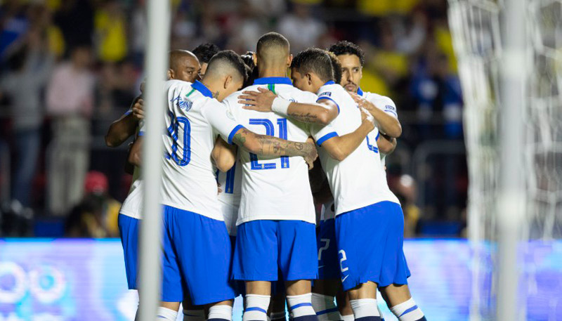 Jogadores comemoram um dos gols do Brasil na estreia da Copa América (Foto: Lucas Figueiredo / CBF)