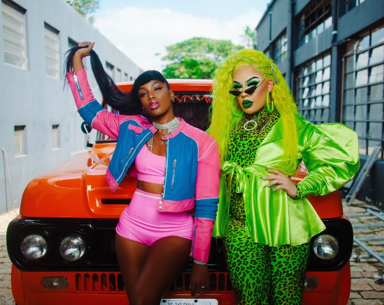 Gloria Groove e Iza no clipe de YoYo (Foto: Divulgação)