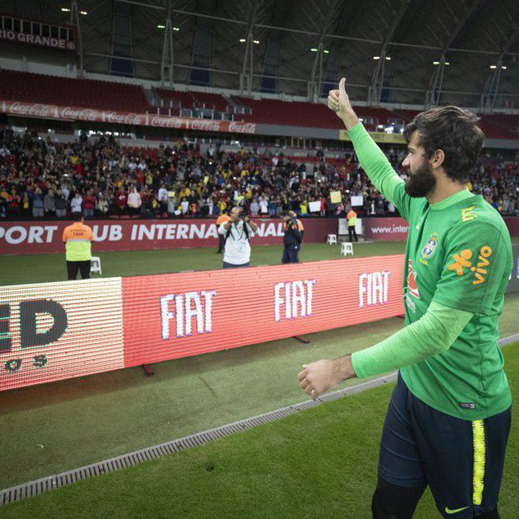 Assim que pisou gramado do Beira Rio, Alisson, que jogou no Internacional,foi aplaudido pela torcida (Foto: Lucas Figueiredo/ CBF)