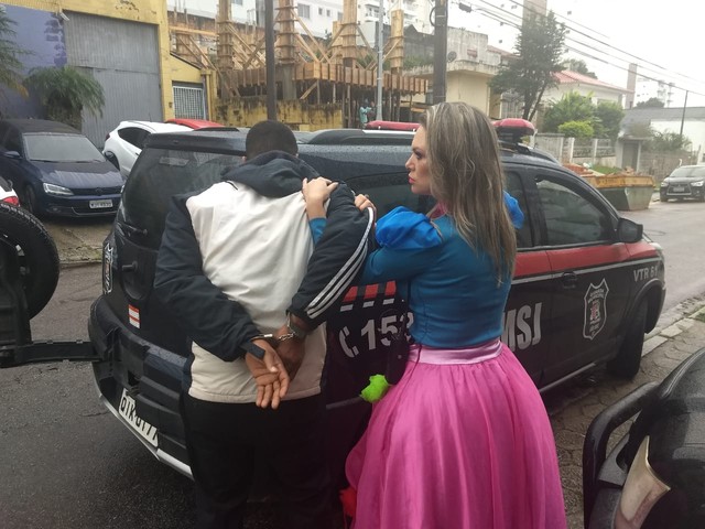 O suspeito rendido por Daiane (Foto: Divulgação/ Guarda Municipal-São José)