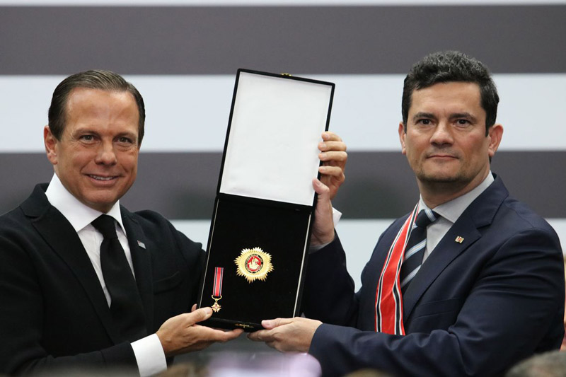 O ministro da Justiça e Segurança Pública, Sergio Moro, recebe do governador de São Paulo, João Doria, a Medalha da Ordem do Ipiranga, no grau Grã-Cruz, no Palácio dos Bandeirantes. (Foto: Rovena Rosa/Agência Brasil )