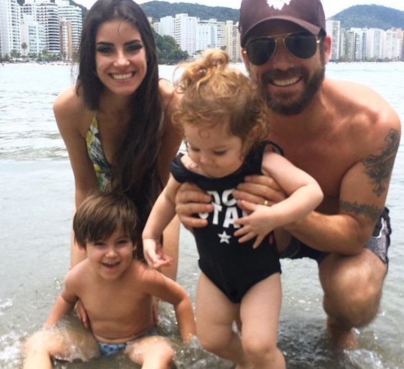 Hudson com a esposa e os dois filhos (Foto: Reprodução/Instagram/@hudsoncadorinioficial)