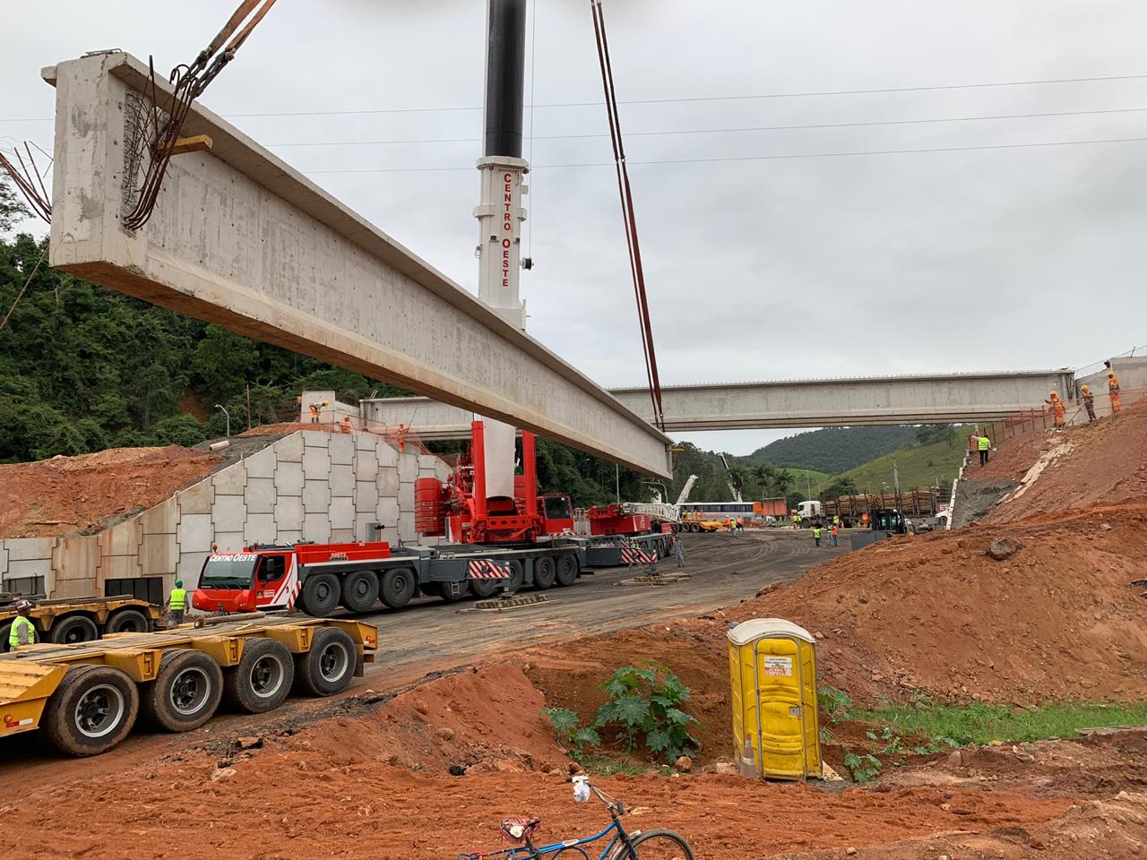 Içamento de viga foi realizada na tarde deste sábado (Foto: Kadidja Fernandes / AT)
