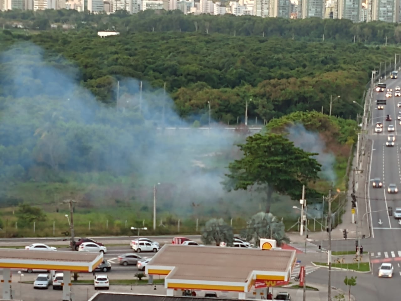 O incêndio aconteceu a poucos metros de um posto de gasolina da região. (Foto: Foto do leitor)
