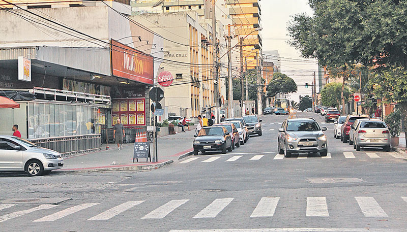 Trecho da rua Santa Catarina, em frente à Praça Dom Cavati, em Itapuã (Foto: Beto Moraes/AT)
