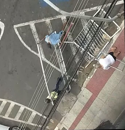 A estrutura de alumínio da janela foi levada para dentro do condomínio (Foto: Reprodução/ Redes sociais)