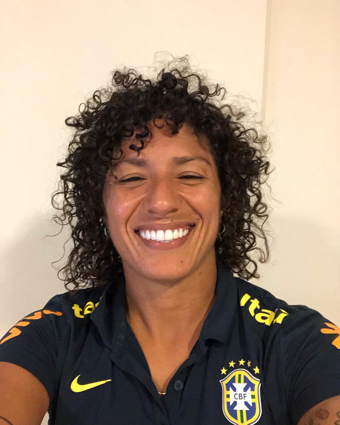 A atacante, uma das mais experientes do elenco, assumiu o protagonismo e fez os três gols (Foto: Reprodução/ Instagram @crisrozeira )