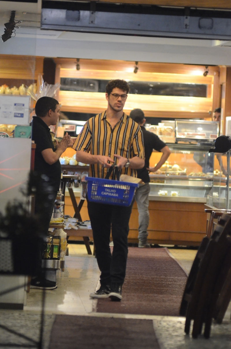 Após jantar, o ator fez compras e conversou pouco com os funcionários (Foto: Webert Belicio / AgNews)