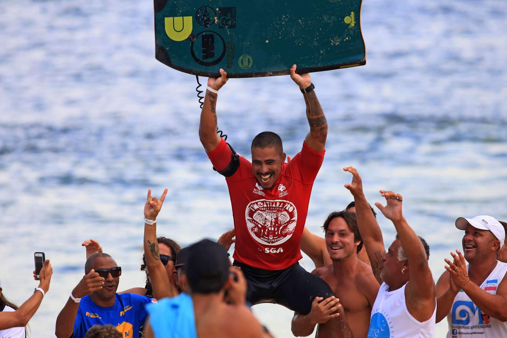 O capixaba Lucas Nogueira é ovacionado após conquistar o título na categoria profissional masculino (Foto: Tony D´Andrea/Itacoatiara Pro)