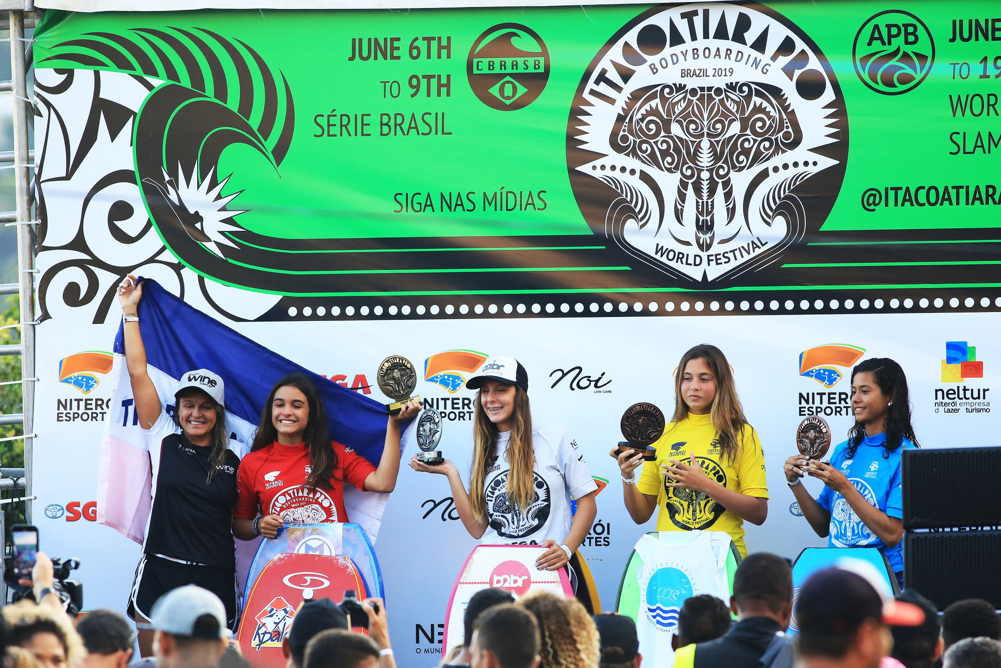 Luna Hardman recebe o carinho da mãe Neymara Carvalho no pódio da categoria open feminino (Foto: Tony D´Andrea/Itacoatiara Pro)