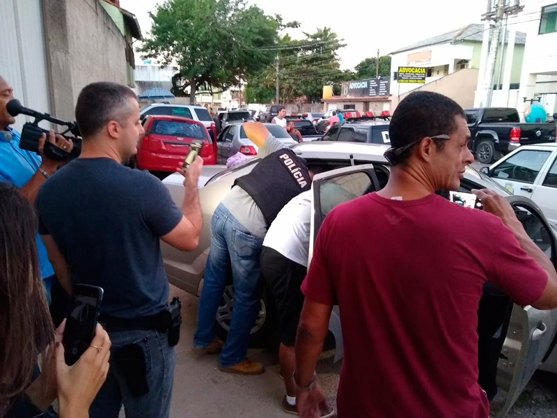 Animal foi capturado escondido dentro do painel do carro (Foto: Roberta Bourguignon / AT)
