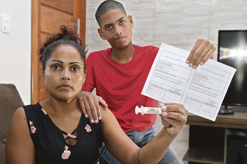 A dona de casa Gerliana Ferreira, de 39 anos, luta há dois anos na Justiça para que seu filho Pedro Henrique possa ter acesso ao medicamento (Foto: Beto Morais/AT)