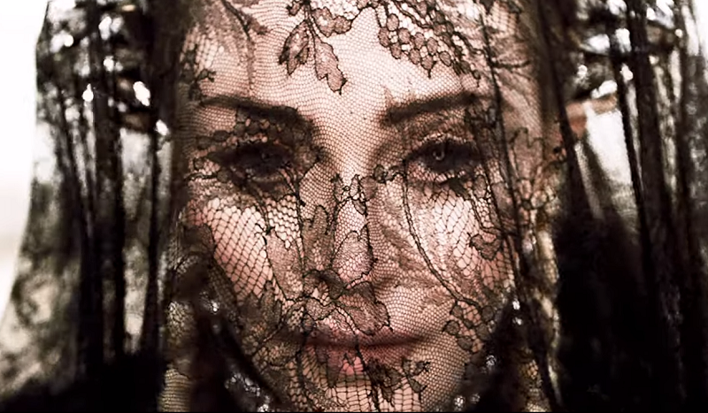 Dark Ballet faz parte do novo álbum da cantora pop (Foto: Reprodução/YouTube)