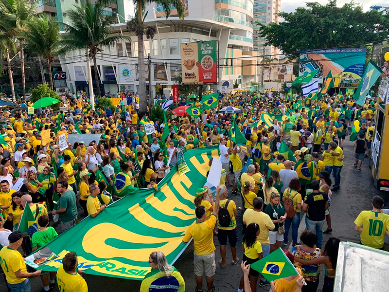 Manifestantes concentrados em frente ao Posto Moby Dick (Foto: Taís Venâncio / Movimento Ação Brasil)