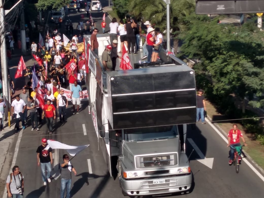 Manifestantes na avenida Vitória (Foto: Fábio Nunes/ AT/ 14/06/19)