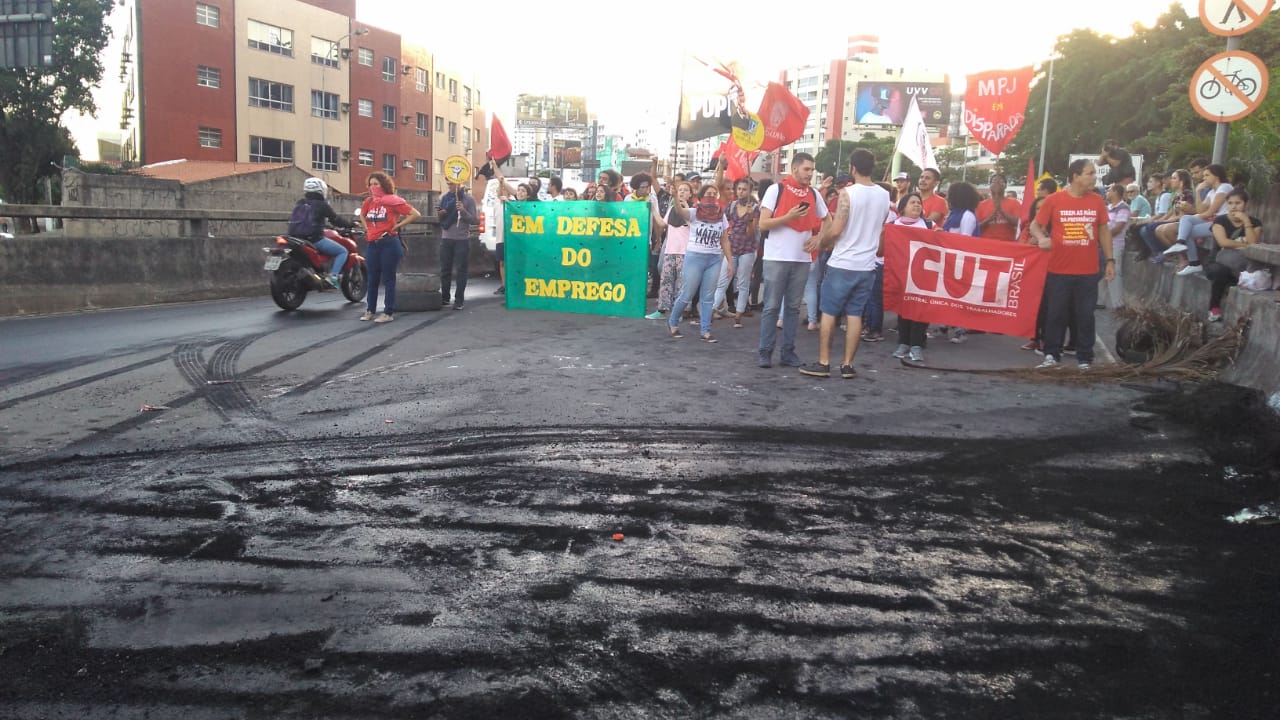 Manifestação na Terceira Ponte (Foto: Júlia Afonso)