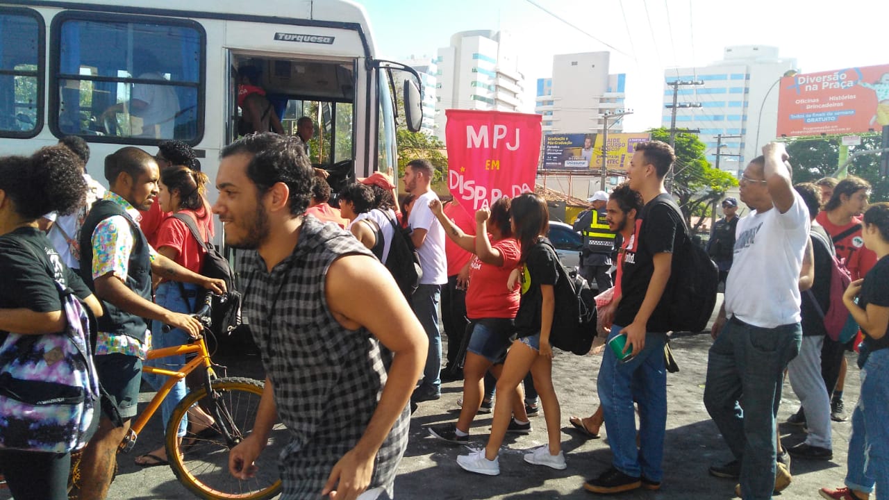 Ônibus levaram os manifestantes (Foto: Júlia Afonso)